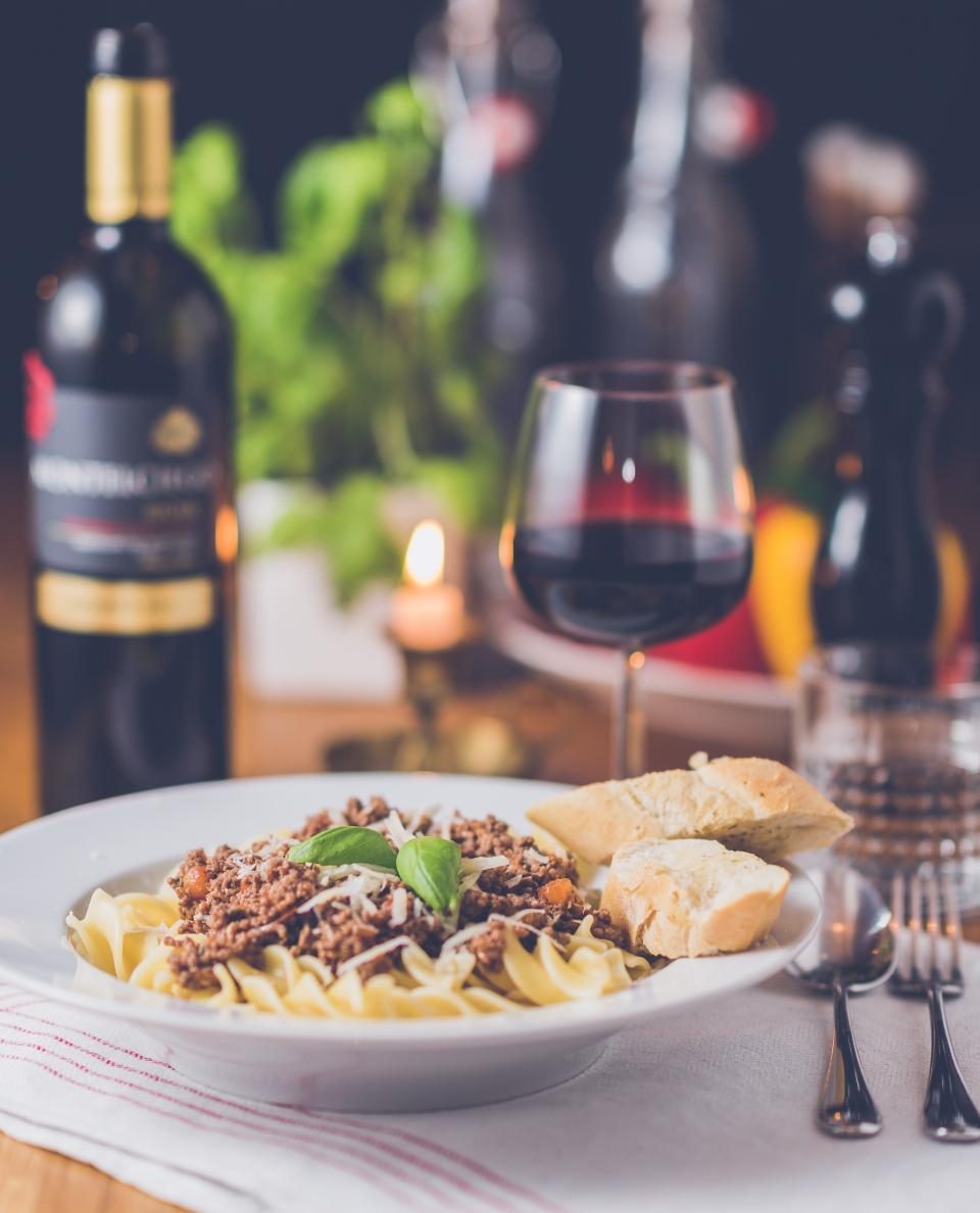 Tagliatelle al ragù by candlelight with a glass of red wine